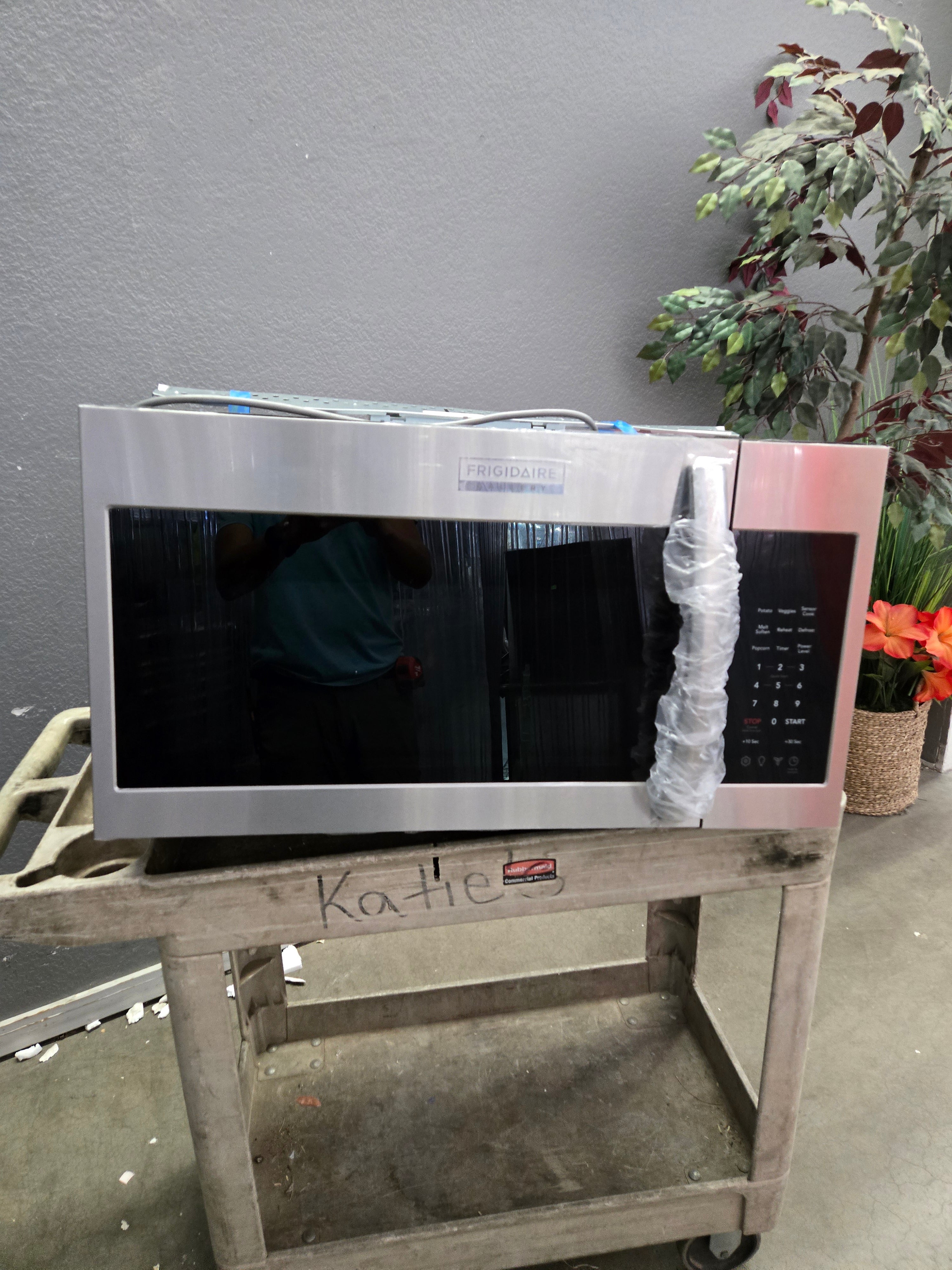 57775 Frigidaire Stainless Steel Microwave Oven – 30 Day Guarantee !